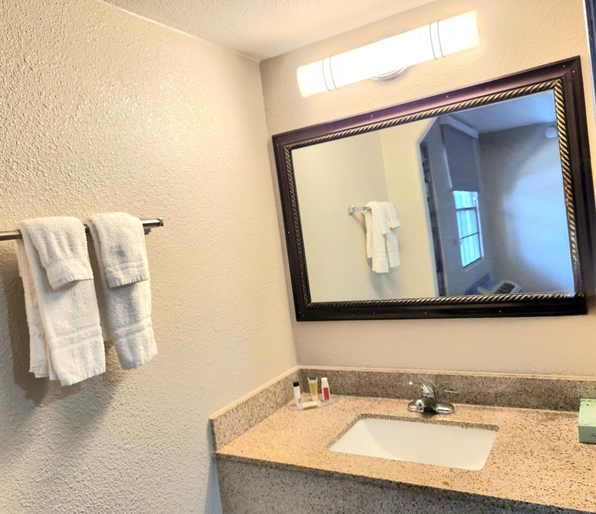 Days Inn By Wyndham Houston Exteriér fotografie